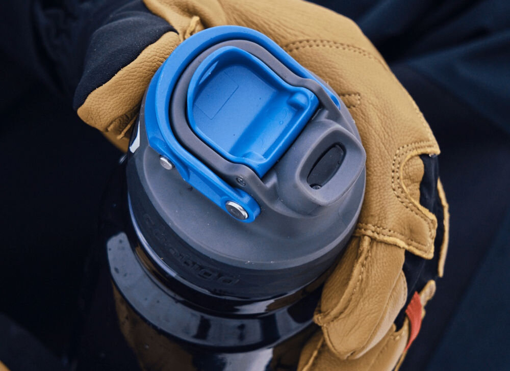 Butelka tritanowa CONTIGO Free Flow 1000 ml Niebieski prosty system czyszczenia mycie ręczne jak i w zmywarce nakrętka rozłożenie na dwie części  dostęp do wszystkich zakamarków utrzymanie w pełnej czystości 