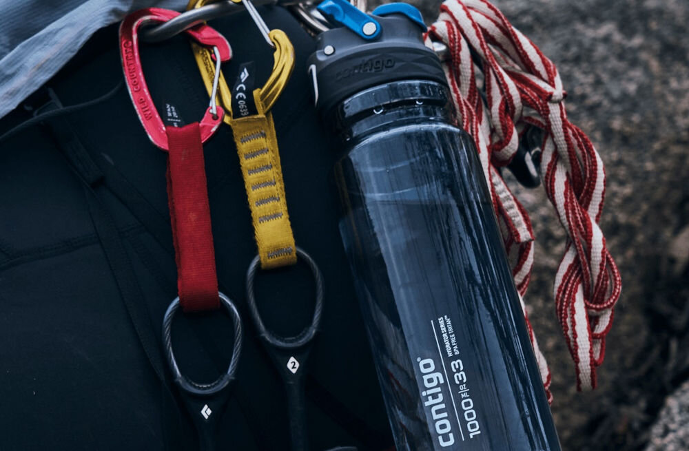 Butelka tritanowa CONTIGO Free Flow 1000 ml Niebieski specjalnie zaprojektowany uchwyt wygodny transport łatwe przypięcie butelki wyprofilowany korpus dobrze lezy w dłoni dla osób aktywnych wygodna butelka na co dzień 