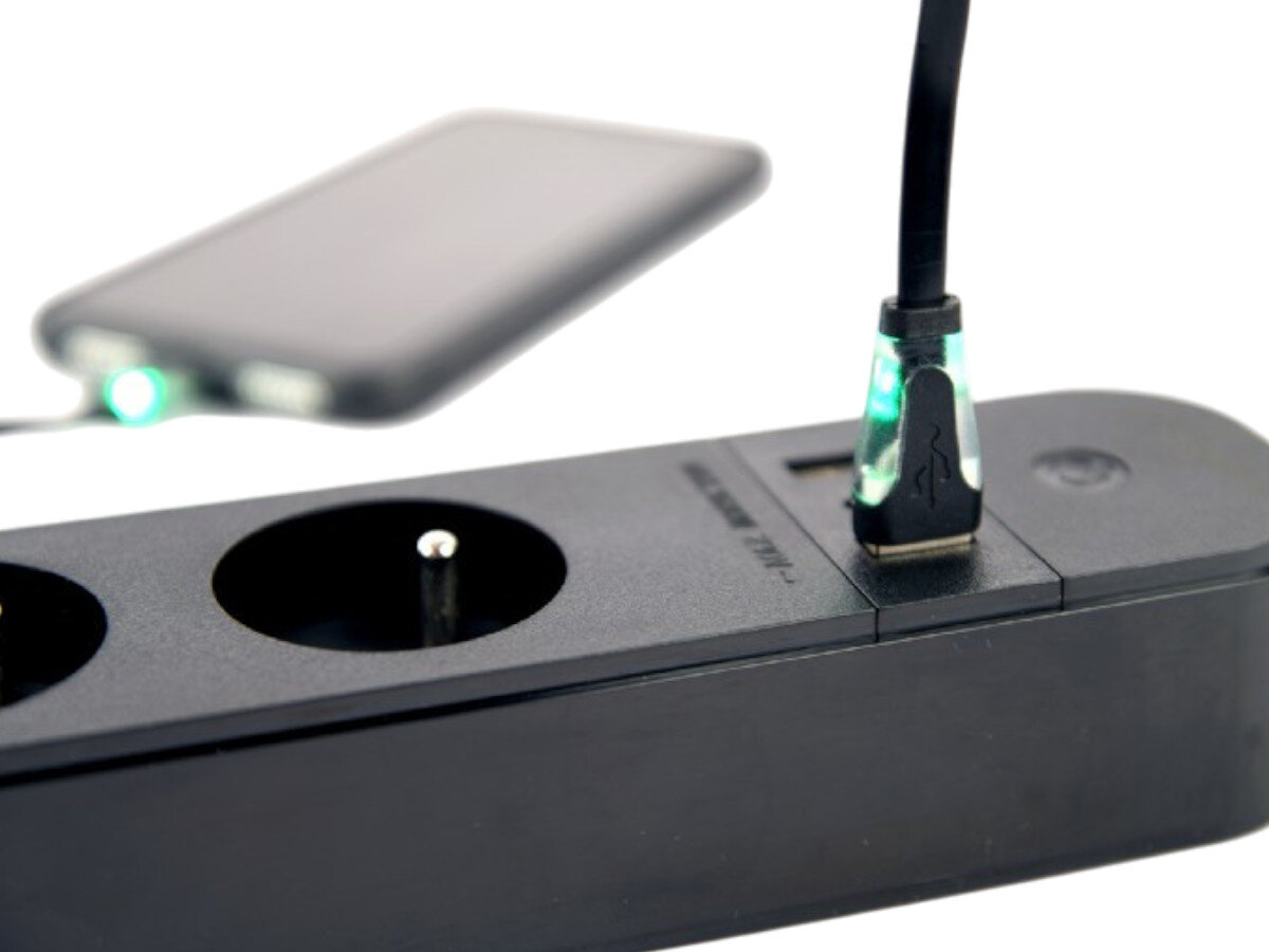 Listwa GEMBIRD TSL-PS-F4U-02 (1.5 m) Czarny, gniazda, ładowanie, usb, zasilanie, Zbliżenie na kabel USB podłączony do listwy Gembird ładujący smartfon.