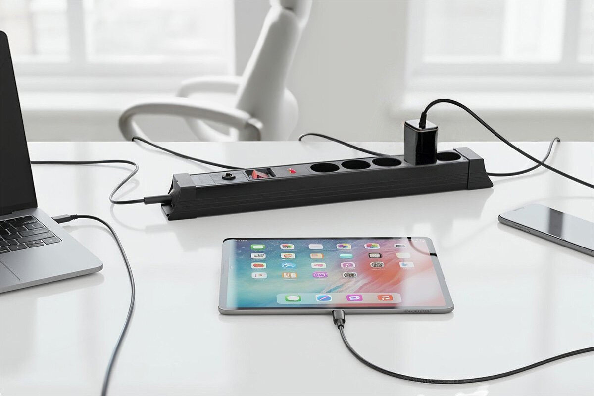 Listwa HAWK HWPS502BK (1.5 m) Czarny, moc, gniazda, obciążenie, prąd, listwa leży na biurku i podłączone są do niej różnego rodzaju zasilacze