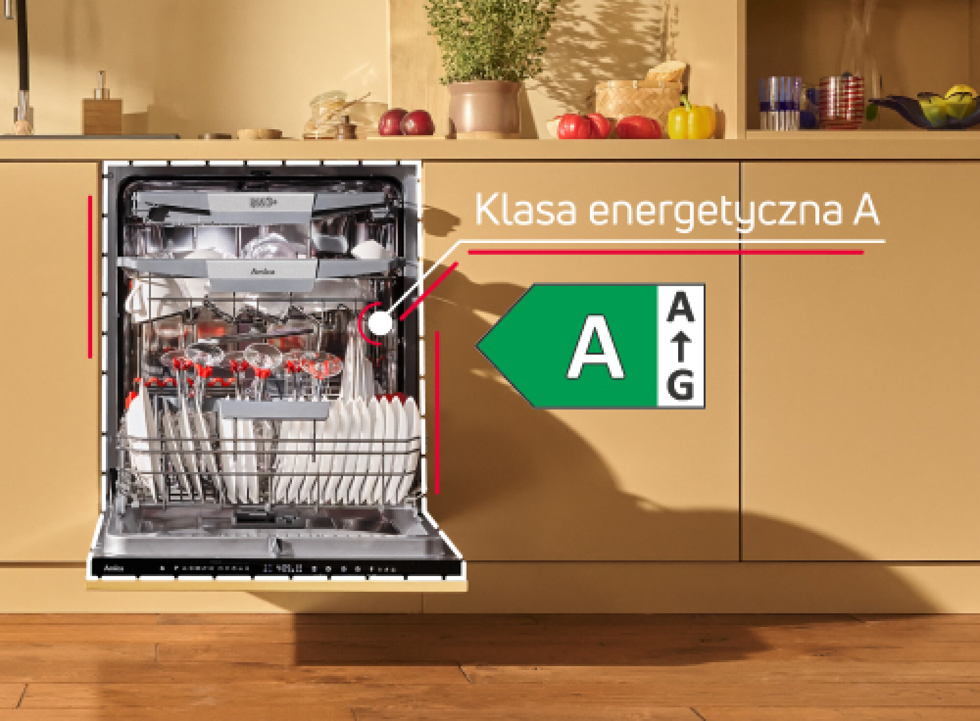 Otwarta zmywarka wypełniona naczyniami i zaznaczona funkcja Klasy energetycznej A