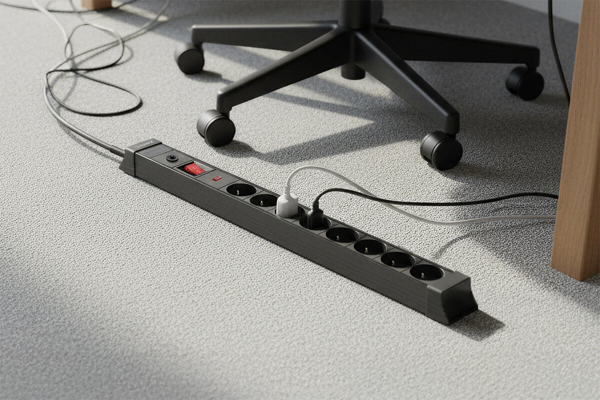 Listwa HAWK HWPS801BK (1.5 m) Czarny, moc, gniazda, obciążenie, prąd, listwa leży na biurku i podłączone są do niej różnego rodzaju zasilacze