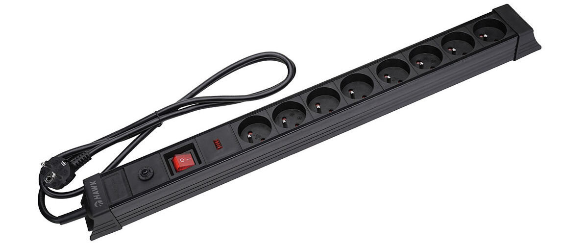 Listwa HAWK HWPS801BK (1.5 m) Czarny, obudowa, wymiary, IP20, stabilność, na białym tle listwa i zbliżenie na włącznik listwy