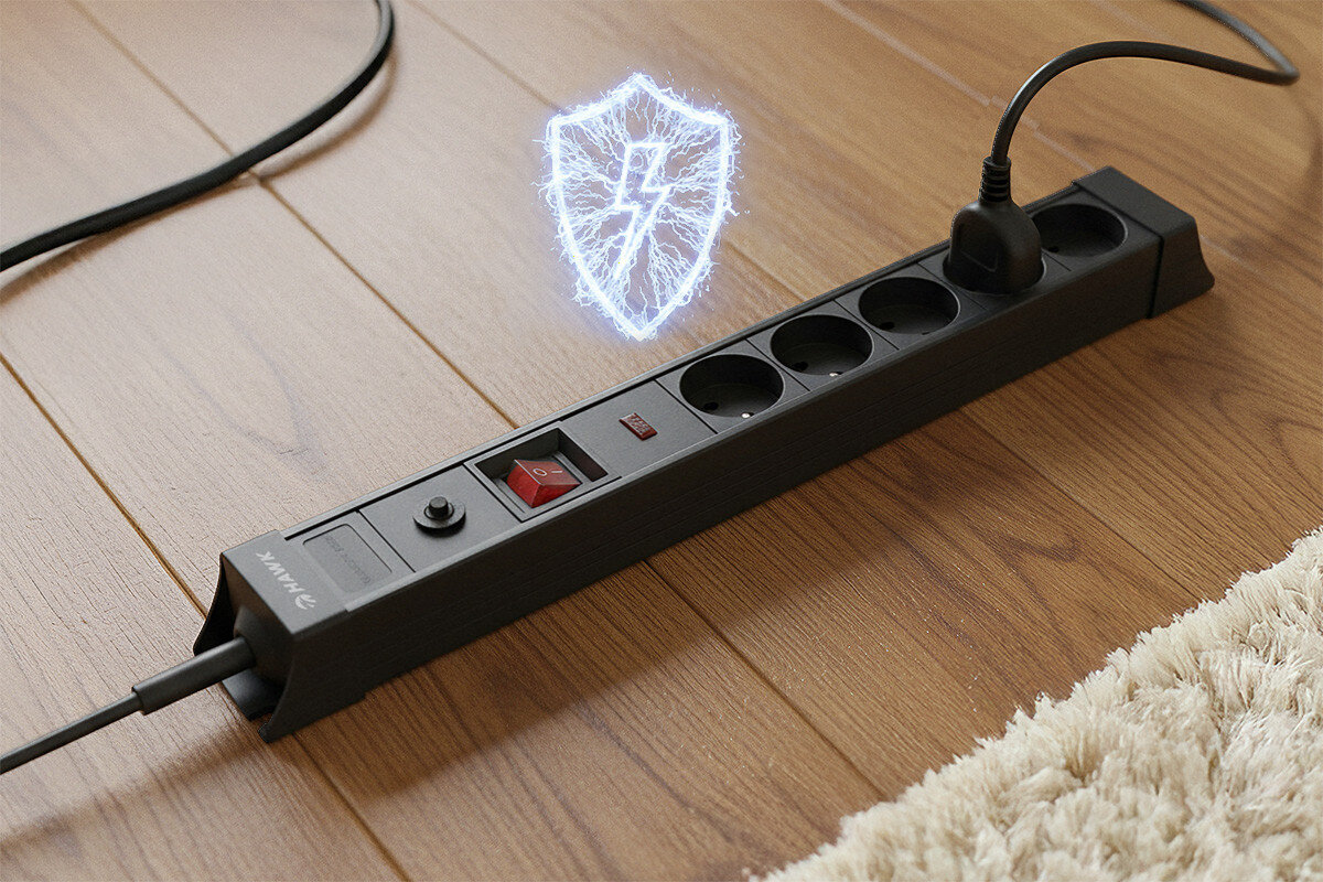 Listwa HAWK HWPS503BK (3 m) Czarny, ochrona, przepięcia, bezpieczeństwo, elektronika, listwa leży na podłodze drewnianej, w tle logotyp ochrony przed prądem