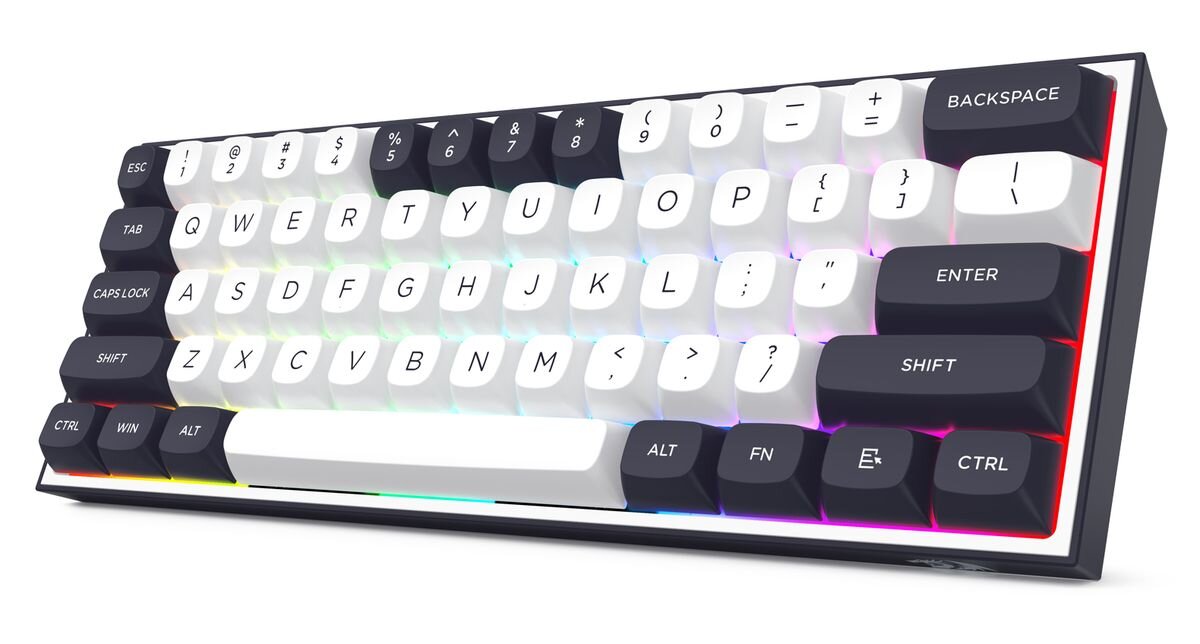 REDRAGON K717WB-RGB-PRO Alcor formacie 60%, 60 podstawowych klawiszy wymiarów 298 × 106 × 34 mm Waga wynosząca około 495 g - klawiatura pod kątem  na białym tle