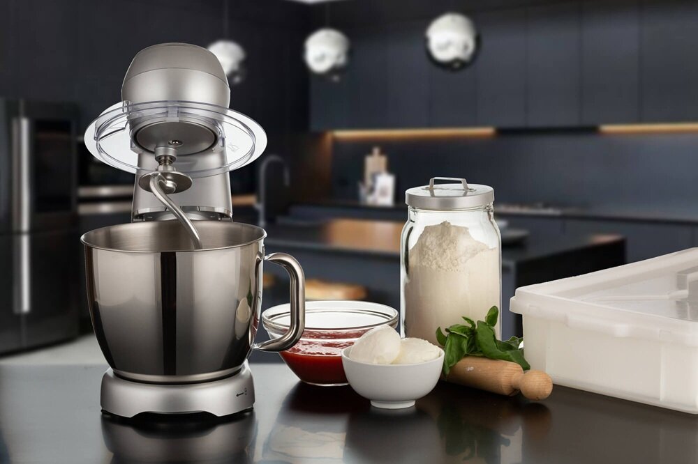 Robot kuchenny planetarny ARIETE 1583-00 Gourmet Compact 1300W praktyczna osłona przeciw chlapaniu, zapobiega zabrudzeniu blatu, wygodny otwór do dodawania składników