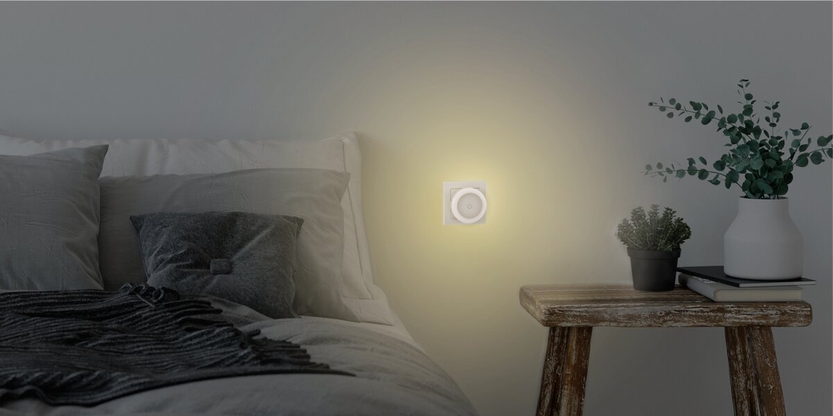 Lampka nocna HAMA 223495 z dotykowym włącznikiem, Światło, noc, przytulność, atmosfera, Lampka w gniazdku oświetla sypialnię ciepłym blaskiem.