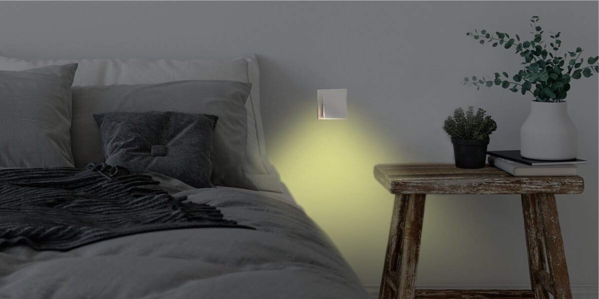 Lampka nocna HAMA Edge z czujnikiem zmierzchu, Światło, noc, bezpieczeństwo, orientacja, Delikatne światło lampki nocnej przy łóżku w sypialni.