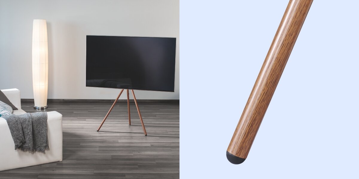 Stojak podłogowy HAMA do TV 37-75 cali 220872 Czarno-brązowy Nowoczesny salon z telewizorem na statywie oraz zbliżenie na gumowe wykończenie stopy trójnogu chroniące podłogę przed zarysowaniem.