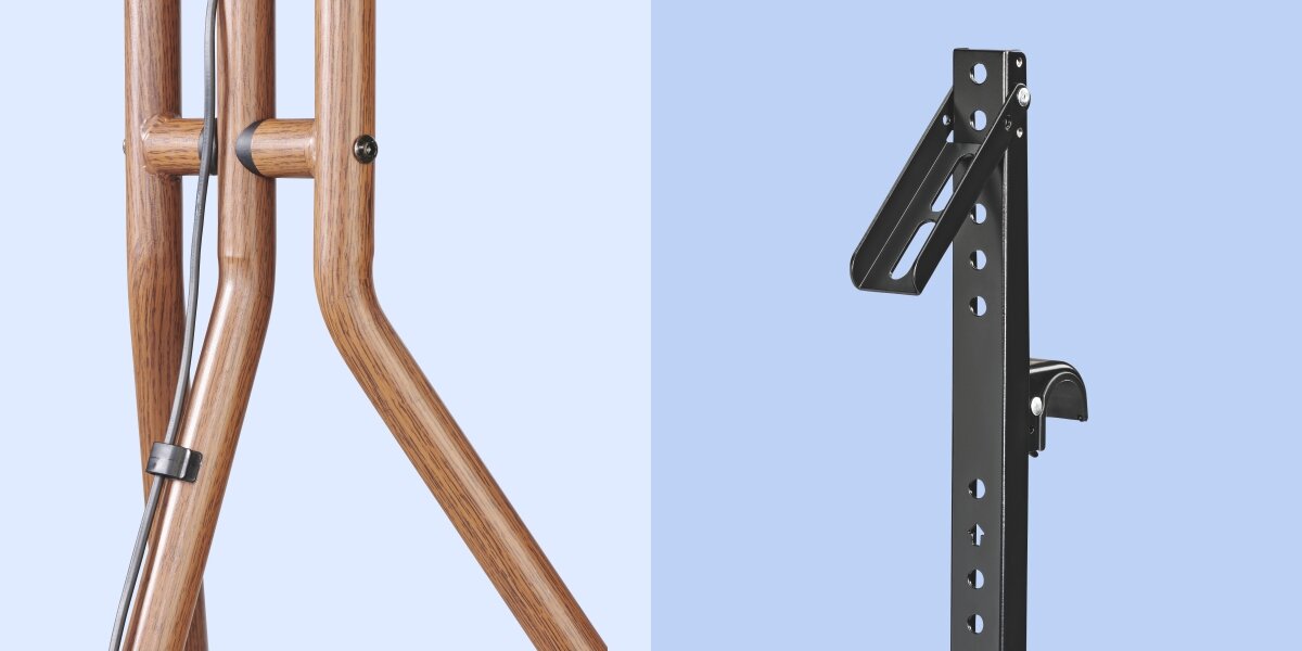 Stojak podłogowy HAMA do TV 37-75 cali 220872 Czarno-brązowy Zbliżenie na system zarządzania kablami wzdłuż nogi statywu oraz mechanizm zaciskowy mocowania telewizora.