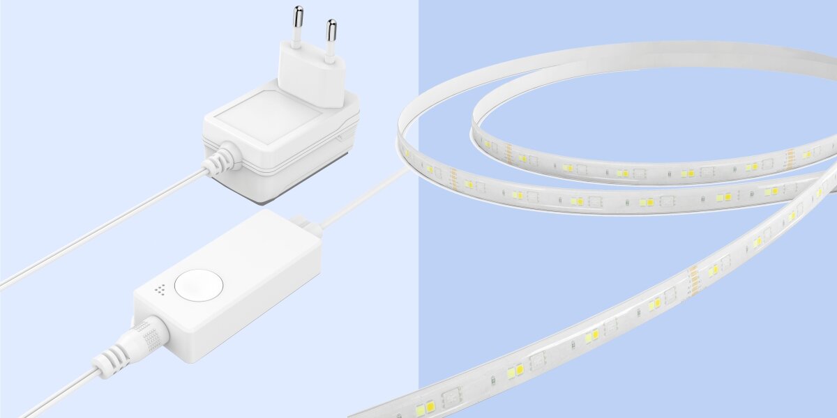 Na obrazie widoczna jest biała taśma LED z żółtymi diodami oraz biały zasilacz z wtyczką i przyciskiem. Tło jest w odcieniach jasnoniebieskiego.