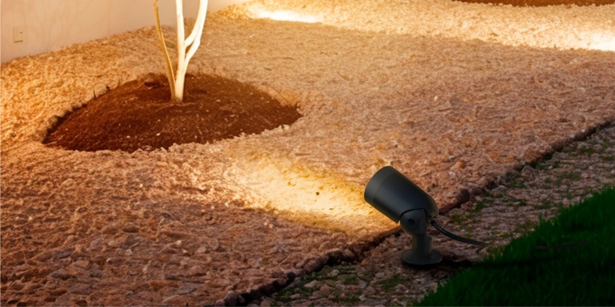 Lampa ogrodowa HAMA 00176679 Wi-fi, sterowanie, światło, ogród, zasilanie, lampa oświetlająca drzewo ciepłym, żółtym światłem na rabacie.