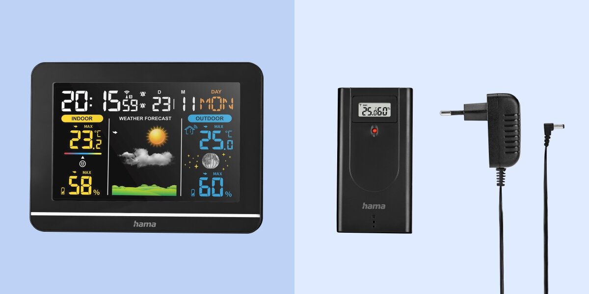 Stacja pogodowa HAMA Usedom Czarny Zestaw meteorologiczny Hama: czarna baza z ekranem LCD, bezprzewodowy czujnik zewnętrzny oraz zasilacz sieciowy na jasnoniebieskim tle.