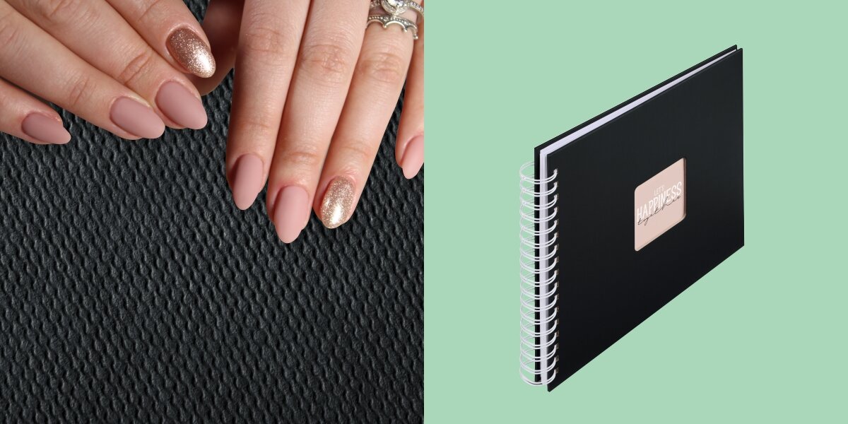 Album HAMA Fine Art Czarny (50 stron) Zbliżenie na elegancką strukturę czarnej oprawy albumu oraz widok bryły produktu na miętowym tle