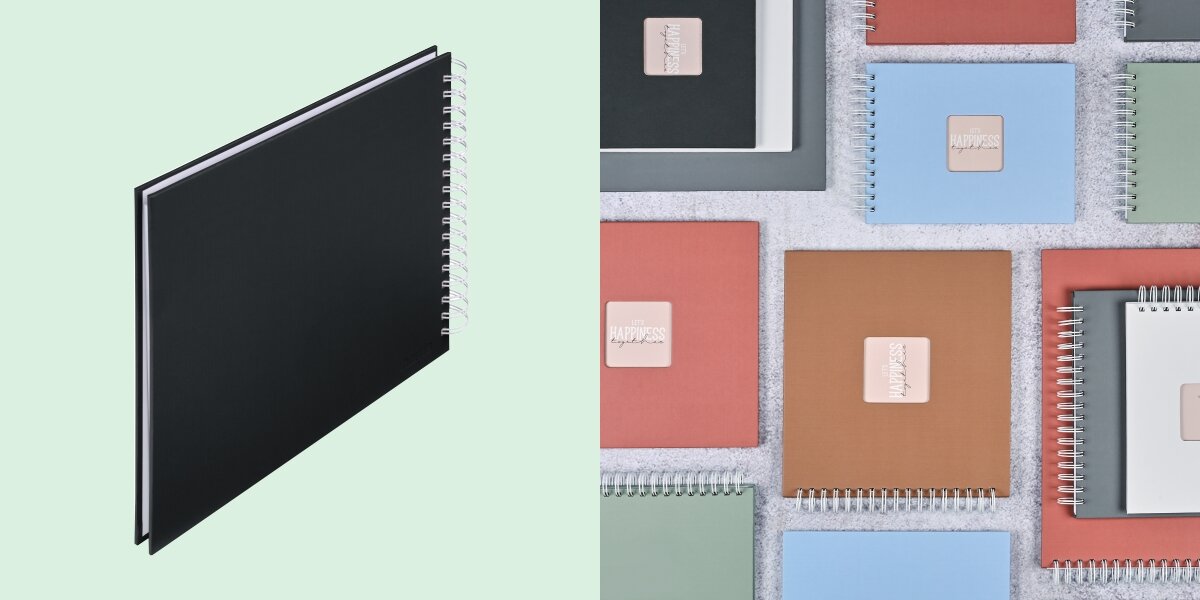 Album HAMA Fine Art Czarny (50 stron) Czarny album fotograficzny zaprezentowany na tle kolorowej kolekcji albumów materiałowych