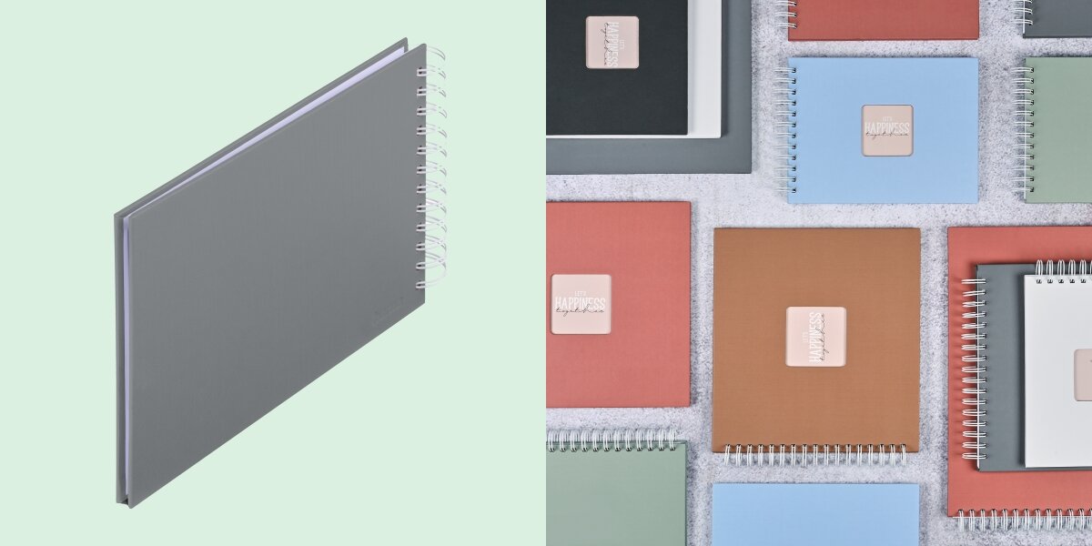 Album HAMA Fine Art 9836 Szary (50 stron) Strona tytułowa albumu z personalizowanym tłoczeniem na środku szarej, materiałowej okładki.