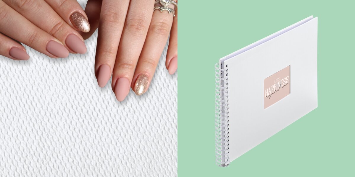 Album HAMA Fine Art 9844 Biały (50 stron) Zestawienie struktury białego materiału okładki albumu z dłońmi o zadbanych paznokciach oraz widok albumu pod kątem