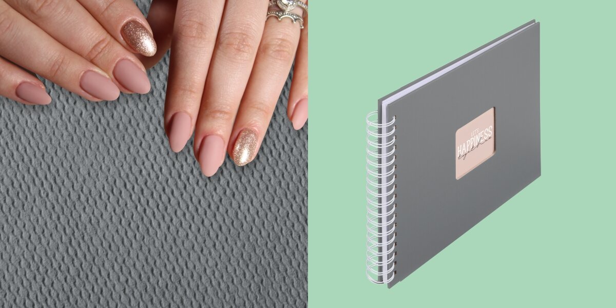 Album HAMA Fine Art Białe kartki Szary (50 stron) Zbliżenie na dłonie z beżowo-złotym manicure na tle szarej tekstury oraz widok albumu pod kątem, prezentujący białą spiralę łączącą strony.