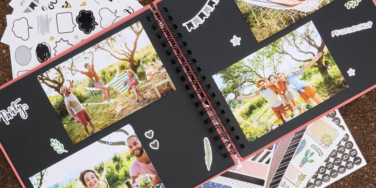 Album HAMA Fine Art Czarne kartki Biały (50 stron) Otwarty album na zdjęcia z kolorowymi fotografiami z garden party, ozdobiony naklejkami i odręcznymi napisami.