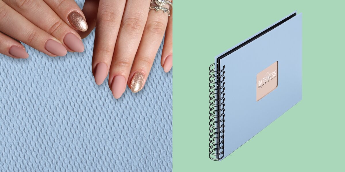 Album HAMA Fine Art Czarne kartki Błękitny (50 stron) Zbliżenie na fakturę okładki albumu oraz widok produktu na miętowym tle ukazujący białą spiralę.