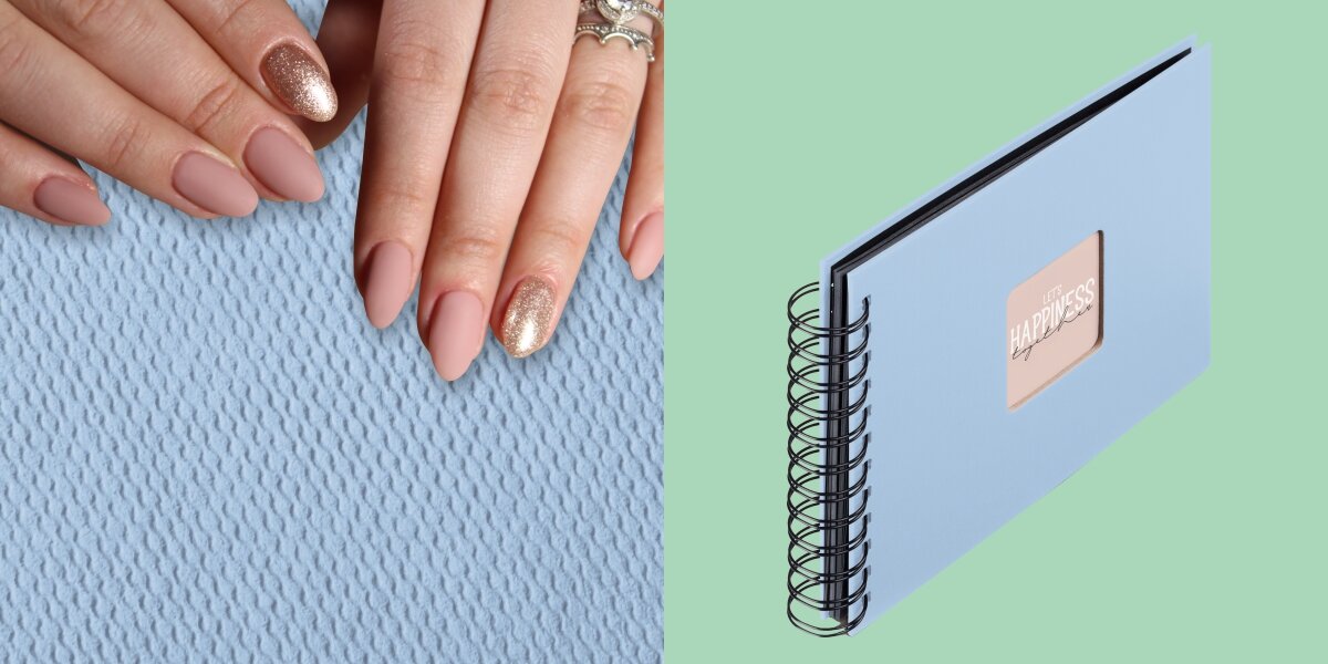 Album HAMA Fine Art Czarne kartki Błękitny (50 stron) Zbliżenie na fakturę okładki albumu oraz widok produktu z białą spiralą na jasnym tle.