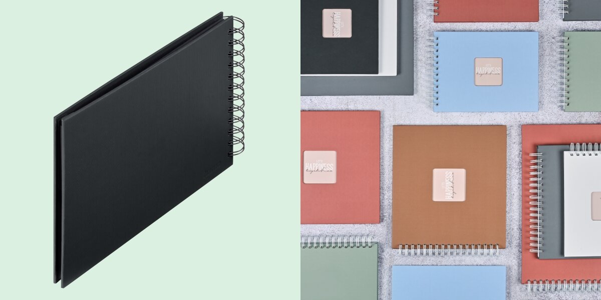 AAlbum HAMA Fine Art 9833 Czarne kartki Czarny (50 stron) Album fotograficzny na spirali zaprezentowany na tle kolorowej kolekcji albumów materiałowych.