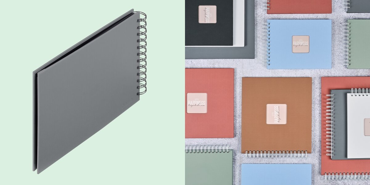 Album HAMA Fine Art 9839 Czarne kartki Szary (50 stron) Album fotograficzny na spirali zaprezentowany na tle kolorowej kolekcji albumów materiałowych.