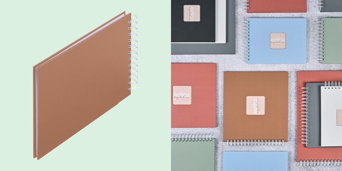 Album HAMA Fine Art Brązowy (50 stron) Album fotograficzny na spirali zaprezentowany na tle kolorowej kolekcji albumów materiałowych.