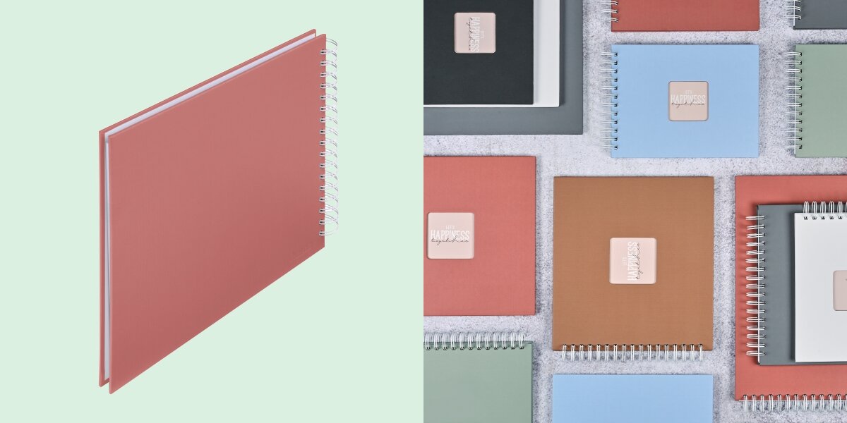 Album HAMA Fine Art Ceglany (50 stron) Album fotograficzny na spirali zaprezentowany na tle kolorowej kolekcji albumów materiałowych.