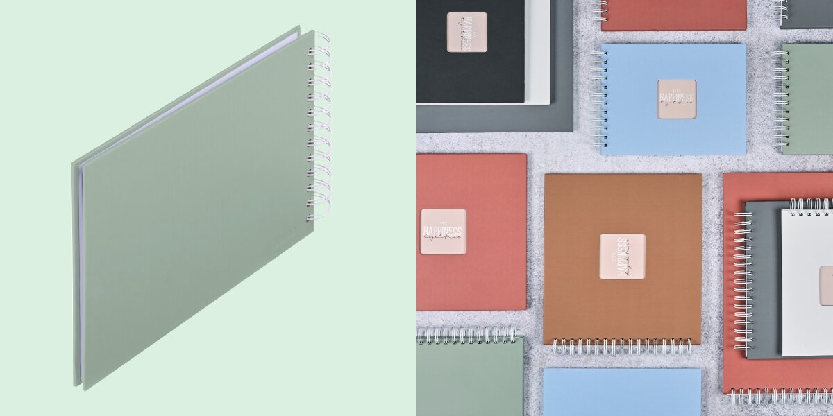 Album HAMA Fine Art Białe kartki Szarozielony (50 stron) Album fotograficzny na spirali zaprezentowany na tle kolorowej kolekcji albumów materiałowych.