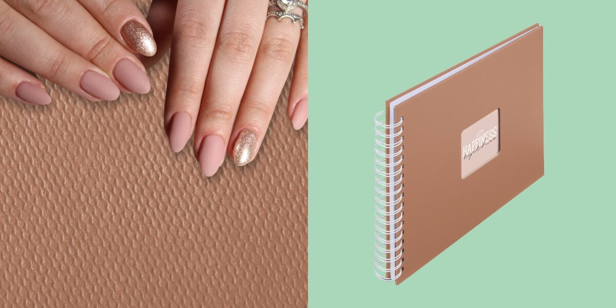 Album HAMA Fine Art Brązowy (50 stron) Zbliżenie na fakturę okładki albumu oraz widok produktu z białą spiralą na jasnym tle.