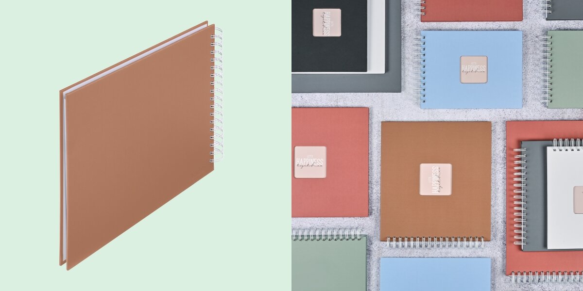 Album HAMA Fine Art Brązowy (50 stron) Album fotograficzny na spirali zaprezentowany na tle kolorowej kolekcji albumów materiałowych.