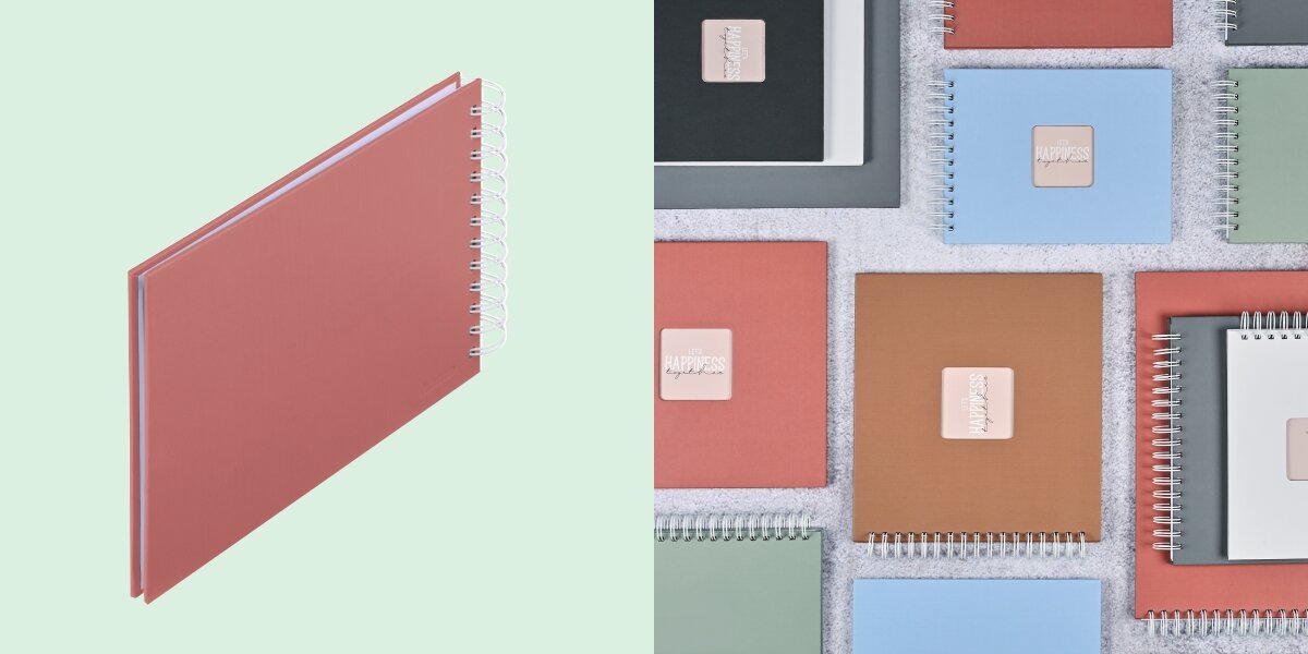 Album HAMA Fine Art Ceglany (50 stron) Album fotograficzny na spirali zaprezentowany na tle kolorowej kolekcji albumów materiałowych.