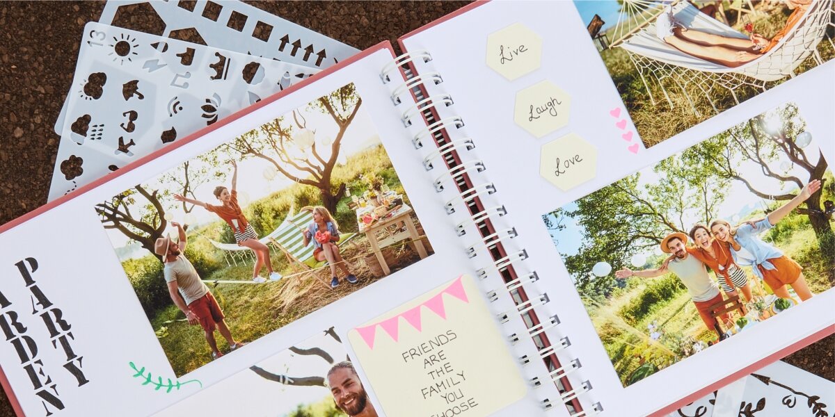 Album HAMA Fine Art Ceglany (50 stron) Otwarty album na zdjęcia z fotografiami z przyjęcia w ogrodzie, ozdobiony naklejkami i odręcznymi napisami.