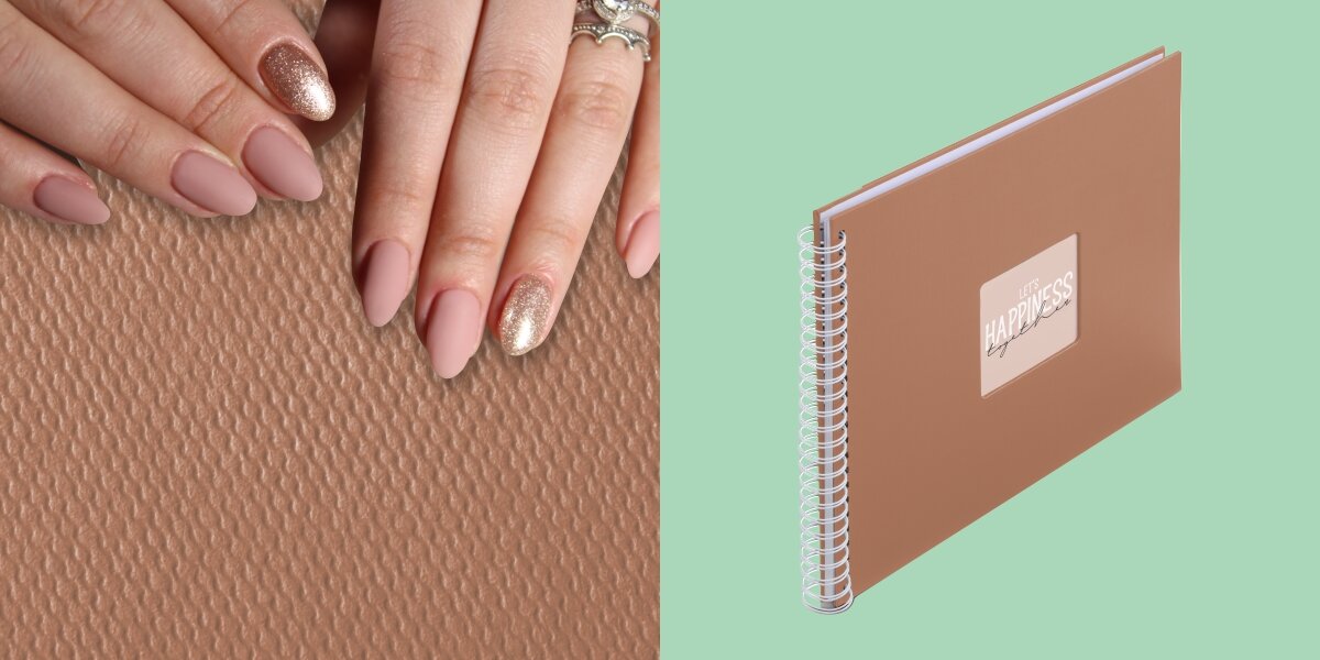 Album HAMA Fine Art Brązowy (50 stron) Zbliżenie na fakturę okładki albumu oraz widok produktu z białą spiralą na jasnym tle.