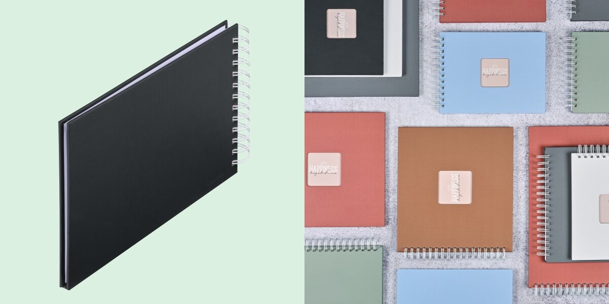 Album HAMA Fine Art 9830 Czarny (50 stron) Album fotograficzny na spirali zaprezentowany na tle kolorowej kolekcji albumów materiałowych.