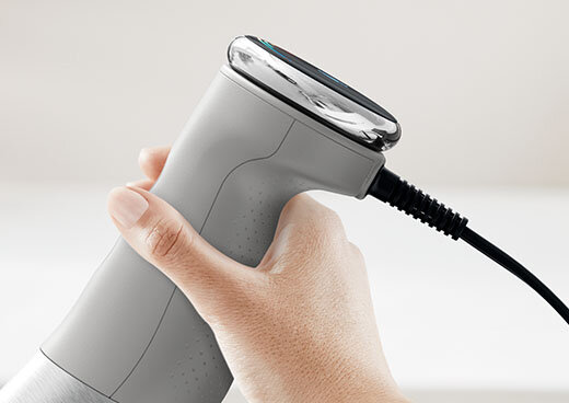 Zbliżenie na uchwyt, blender QUICKCHEF+ trzymany w dłoni.