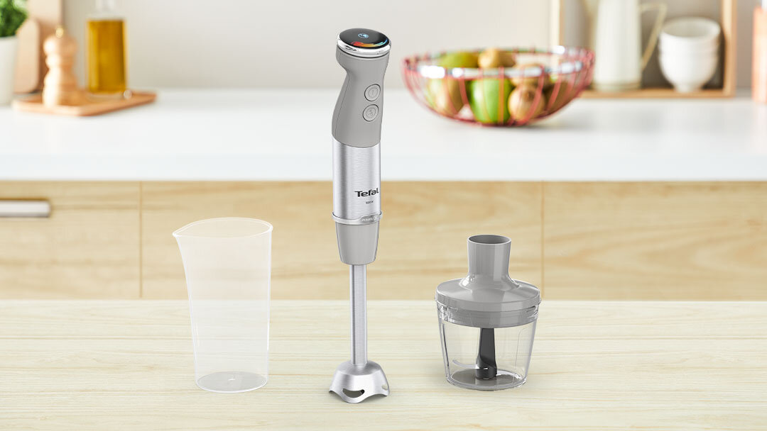 Blender QUICKCHEF+ na kuchenny blacie, obok rozdrabniacz i kielich z miarką.