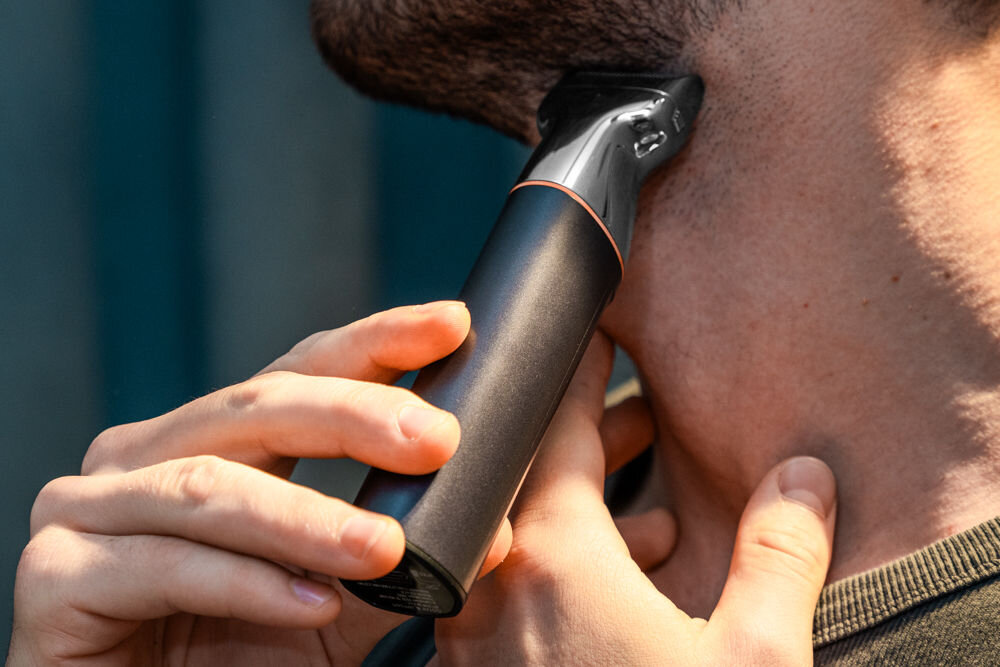 Trymer GÖTZE & JENSEN TR910 trymowanie zarostu na brodzie akumulator 600mAh czas pracy godzina czas ładowania dwie godziny bez kabli swoboda ruchów