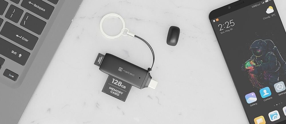 Czytnik kart pamięci NATEC Scarab C USB 3.2 Czarny czytnik kart SD i micro SD, podłączany do telefonu i laptopa na białej powierzchni praktyczny odczyt i przesył danych z dwóch nośników w tym samym czasie złącze USB-C obsługa OTG brelok