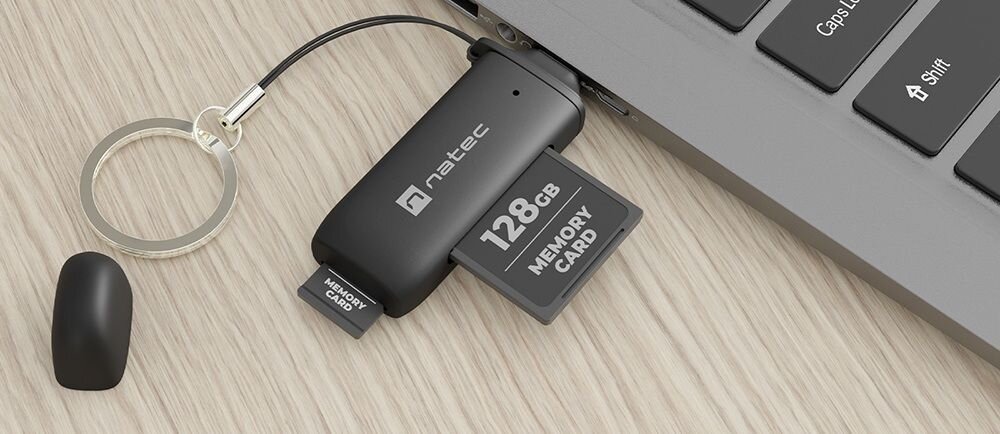 Czytnik kart pamięci NATEC Scarab C USB 3.2 Czarny Czytnik kart podłączony do laptopa z czarną kartą pamięci i brelokiem do kluczy jednoczesna obsługa kart SD microSD usprawnia transfer przepustowość