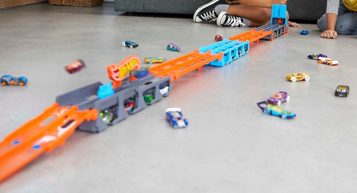 Samochód HOT WHEELS Transporter Wyścigowy 2w1 GVG37 wyścigi ciężarówka z naczepą transporter przyspieszacz metalowe samochody pojazdy kabina transformacja miejsce 25 pojazdów rajd przechowywane wystawianie hotweels prezent na urodziny mały metalowy samochodzik chłopcy dziewczynki kreatywność do łączenia łączy się rywalizacja zestaw do zabawy zabawka dla chłopca chłopięce zabawki metalowy mattel GVG37 wyścigowy transporter