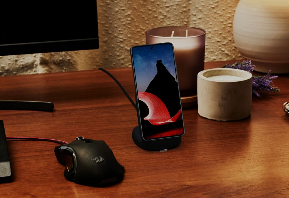 Ładowarka indukcyjna MOTOROLA TurboPower 15W Czarny Qi
                ładowarka indukcyjna na biurku obok monitor klawiatura myszka i świeczki moc do 15W standard qi bez przewodów