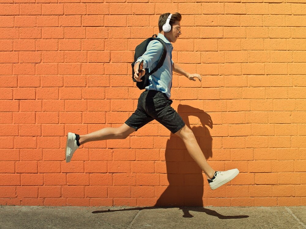 Słuchawki nauszne MOTOROLA XT 220
            mężczyzna ze słuchawkami na uszach