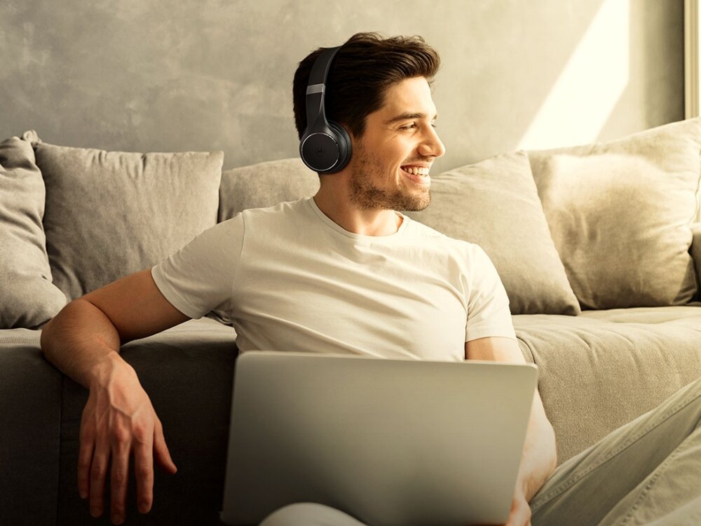 Słuchawki nauszne MOTOROLA XT 220
            mężczyzna ze słuchawkami na uszach bluetooth bez kabli w domu podróży swoboda ruchu