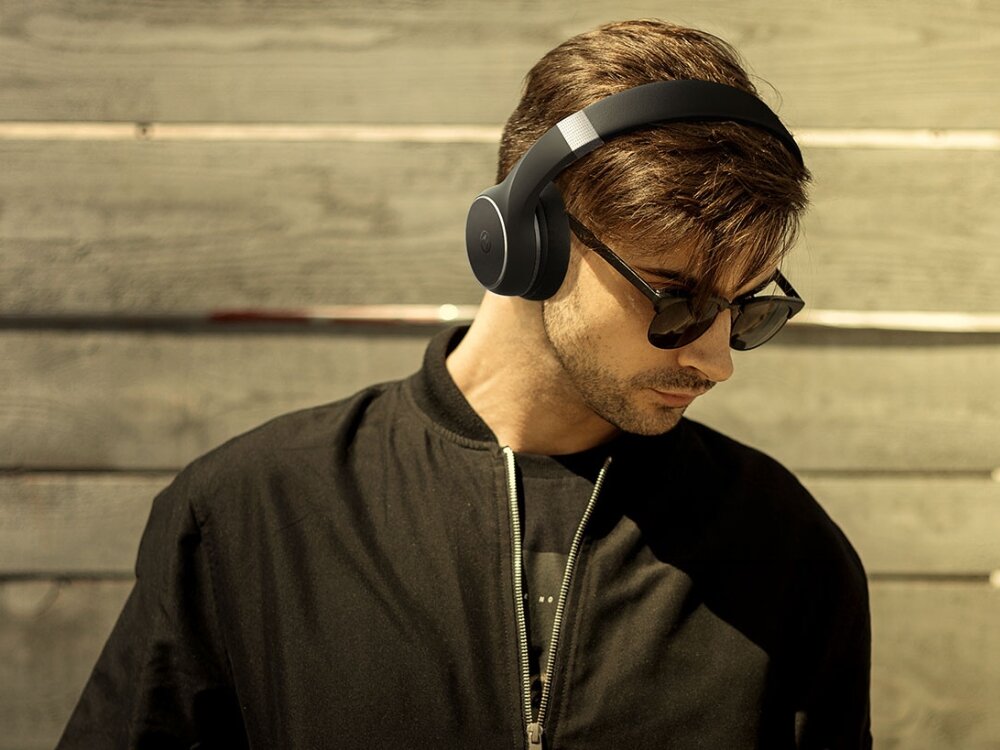 Słuchawki nauszne MOTOROLA XT 220
            mężczyzna ze słuchawkami na uszach dynamiczny bas czytelne brzmienie muzyka podcasty filmy pasywna izolacja hałasu