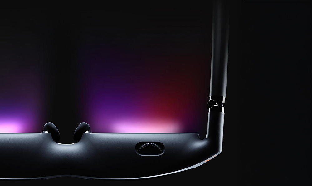 Okulary VITURE Pro XR Czarny zbliżenie na okulary poświata świetlna emitowanego obrazu na ciemnym tle ekosystem opaska Neckband przenośny komputer źródło zasilania Mobile Dock podłączenie do konsoli