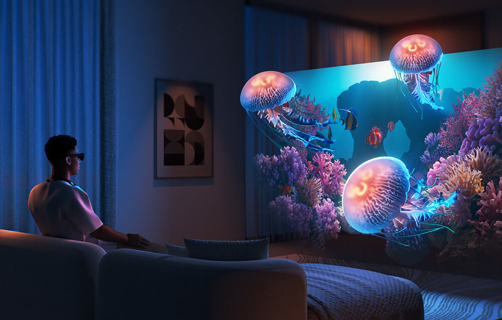 Okulary VITURE Pro XR Czarny okulary założone na mężczyźnie siedzącym na kanapie w pokoju przed nim wirtualny ekran z wychodzącymi meduzami przekątna Full HD odświeżanie jasność płynne odwzorowanie ruchu zmiana trybu z 2D na 3D