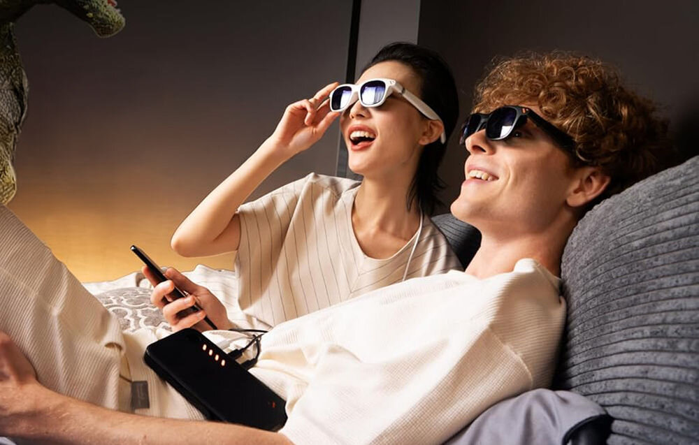 Okulary VITURE Pro XR Czarny dwie osoby leżące na kanapie w pokoju z założonymi okularami certyfikat SGS A+ bezpieczne dla oczu jasność redukcja zmęczenia wzroku regulacja do -5 Dioptrii