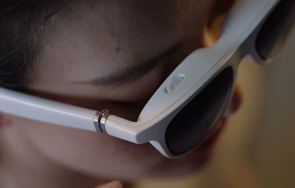 Okulary VITURE Pro XR Czarny zbliżenie na założone okulary aplikacja SpaceWalker wirtualne ekrany obsługa 3D multiscreen przestrzenne wideo Android macOS iOS wirtualne środowisko pracy rozrywki